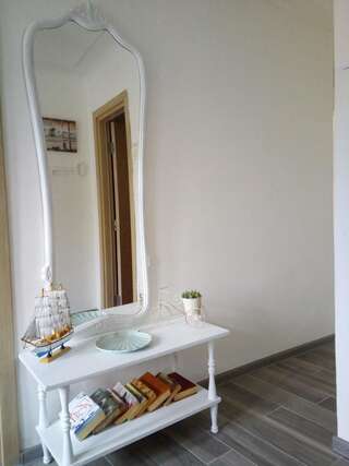 Апартаменты Vicky Apartments Котор Трехместный номер с общей ванной комнатой-8