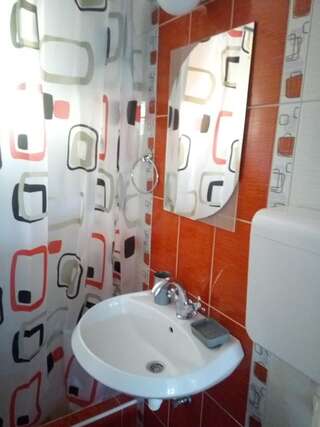 Апартаменты Vicky Apartments Котор Трехместный номер с общей ванной комнатой-10